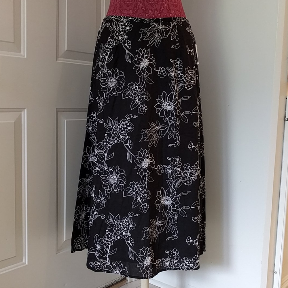 NWT SAGHARBOR  black and white skirt size 6